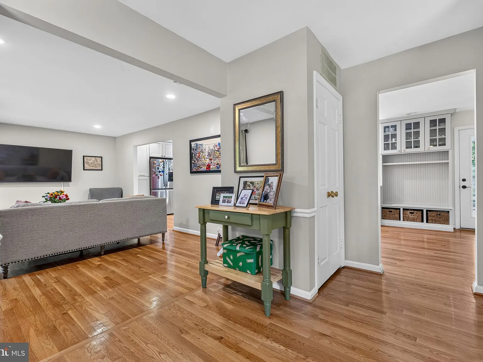 4 bed, 4.0 bath, 2100 sqft, $5,500 — Photo 2