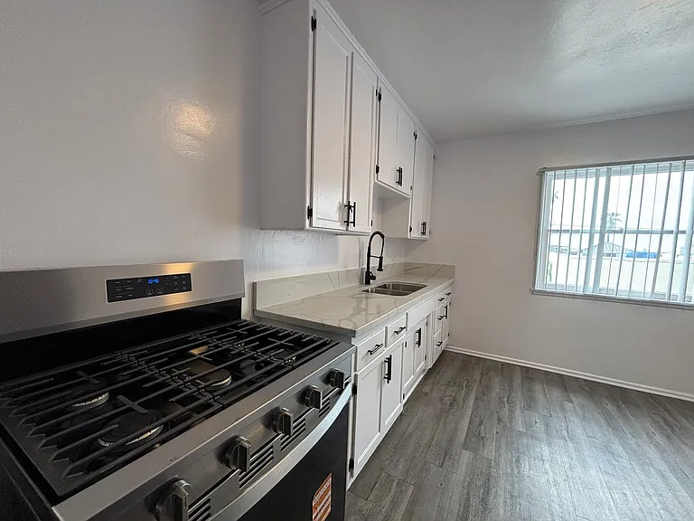 7056 Lanewood Ave — Photo 9