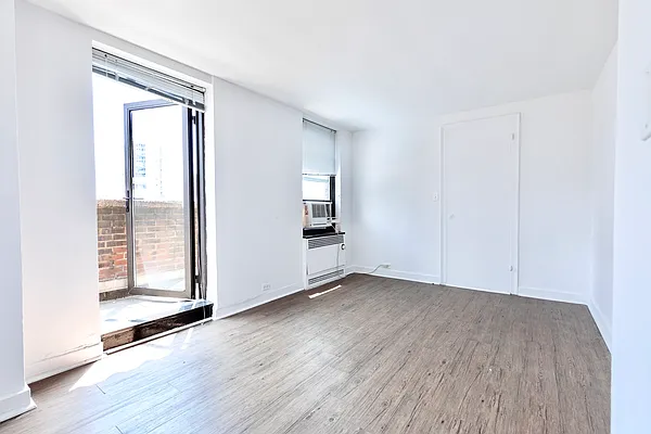 Rented by Manhattan Realty Group | media 8