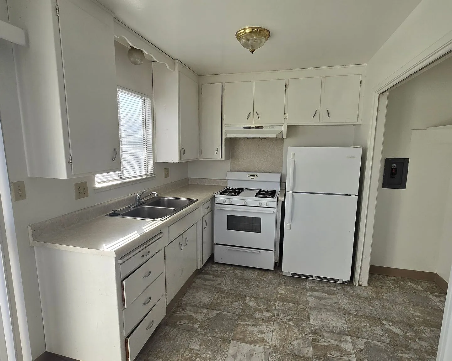 4 Plex With A Carport Space Move In Special $200.00 Off First Month Rent — Photo 1