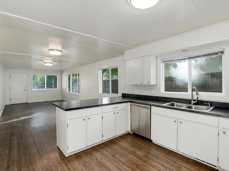 1323 Balsam Ave #1 — Photo 9