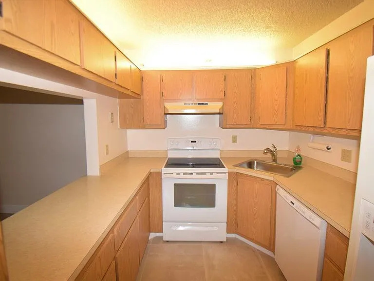 2173 White Pine Cir #C — Photo 5