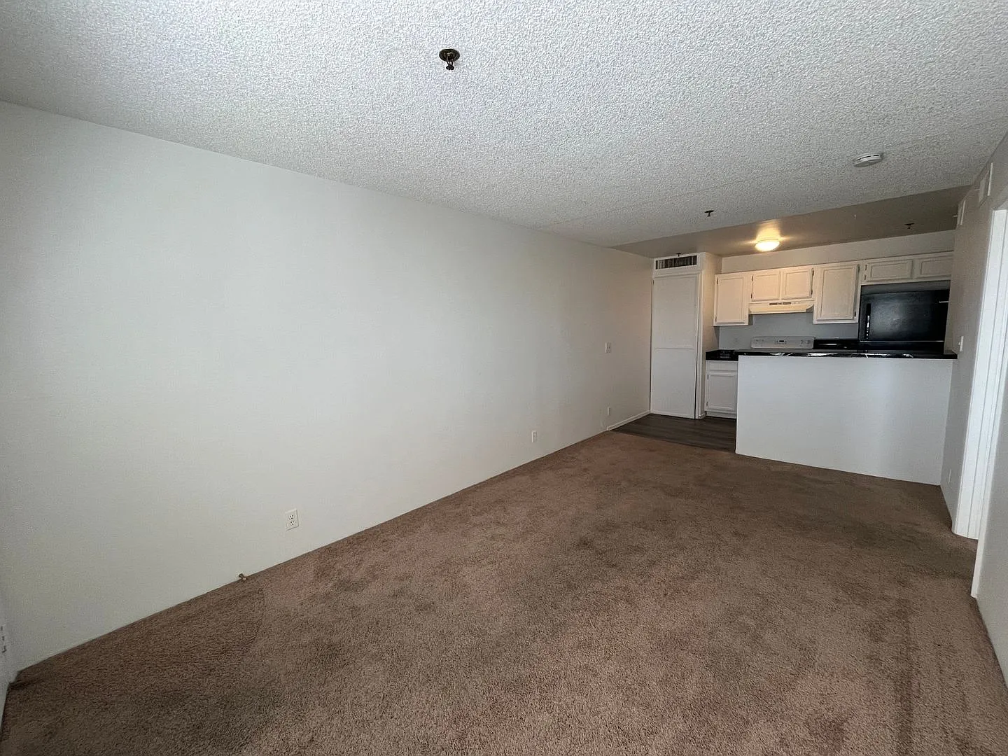 1 Bedroom 1 Bathroom Condo unit Near Las Vegas Strip! — Photo 3