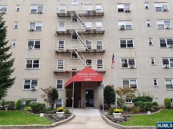 2205 N Central Rd APT 5B, Fort Lee, NJ 07024