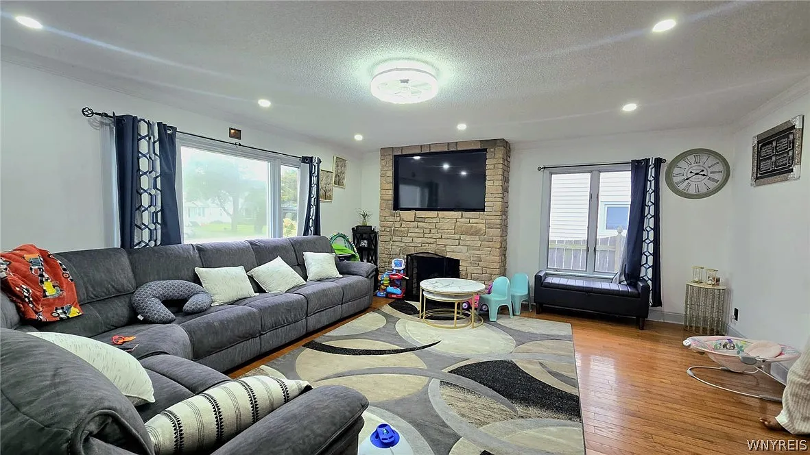 3 bed, 2.0 bath, 1668 sqft, $2,000 — Photo 2
