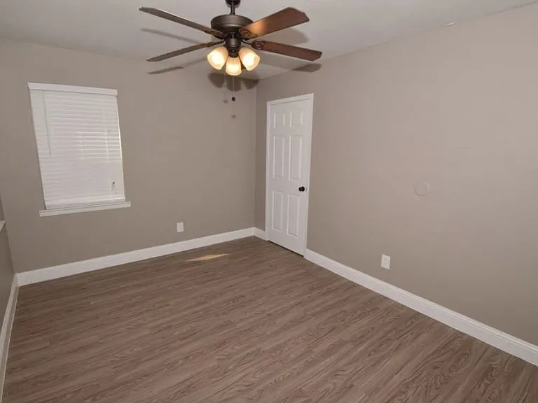 Lakeshore Villa Apartments — Photo 6
