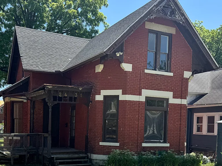 2431 Fox Ave — Photo 2