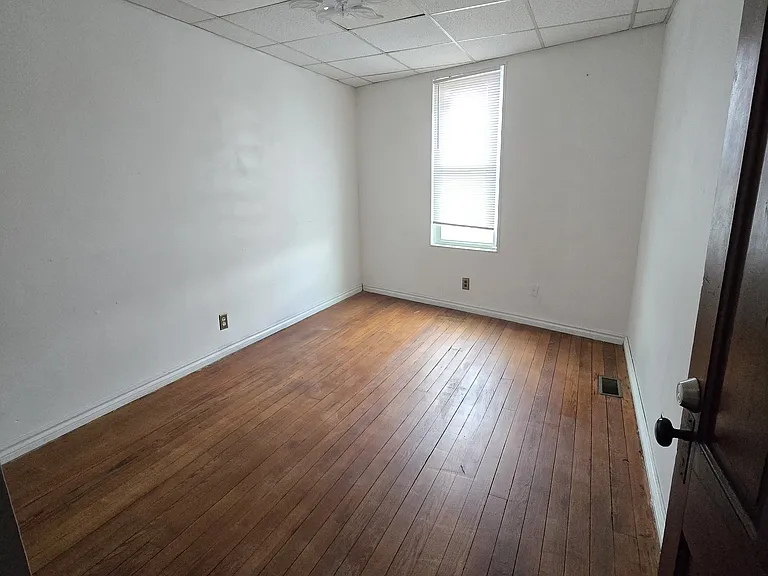 400 York Pl — Photo 5