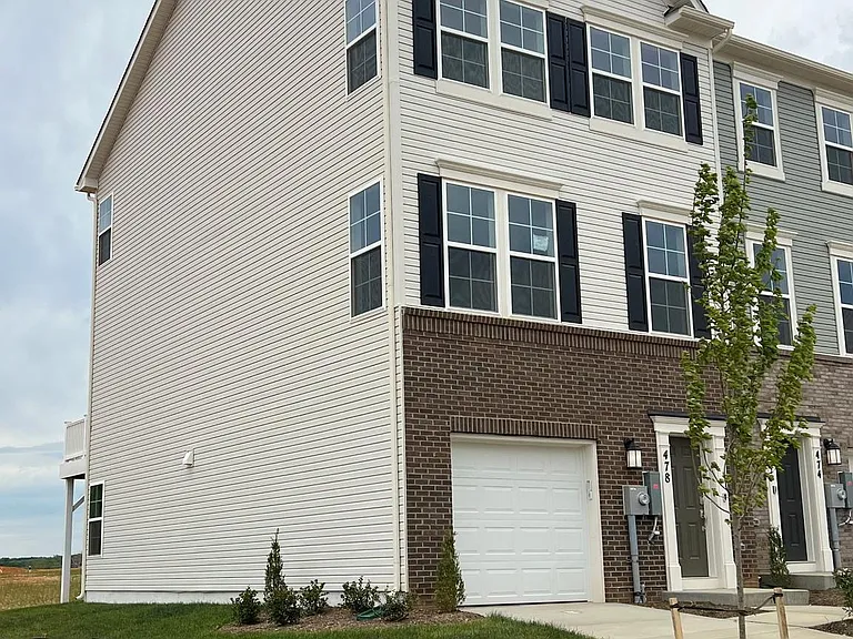 478 Seeback Dr — Photo 2