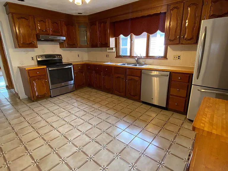 146 W Adams St — Photo 2