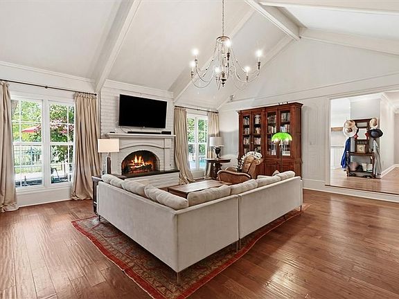 4th image of 745 Bocage Ln