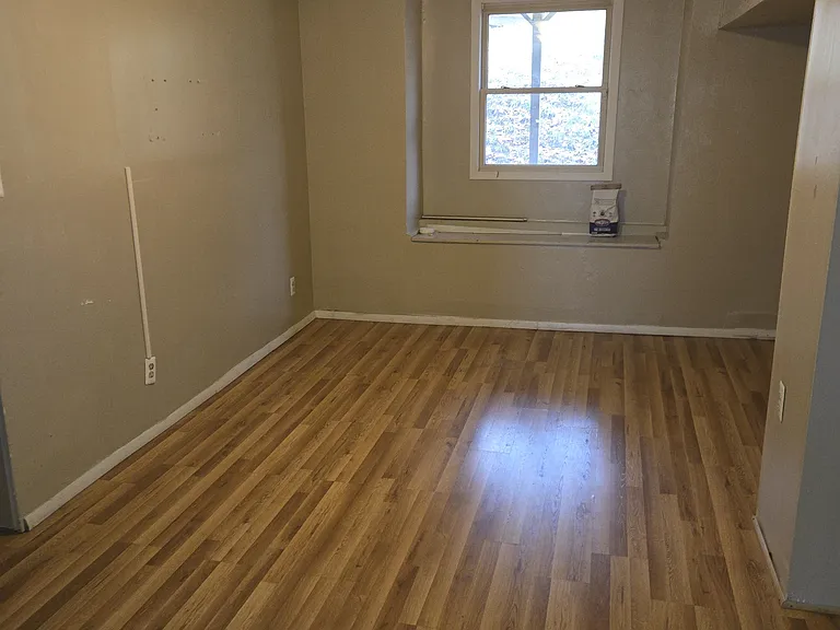 111 Redlyn St — Photo 3