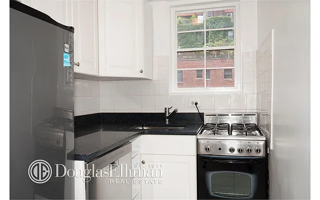 Rented by Douglas Elliman | media 22