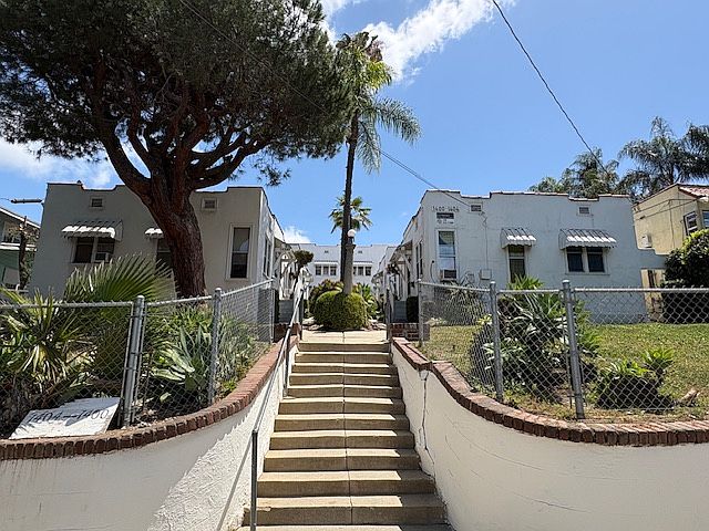 1st image of 1400 1/2 Edgecliffe Dr #1400-1/2
