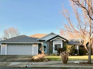 878 Idle Ct, Grants Pass, OR 97527