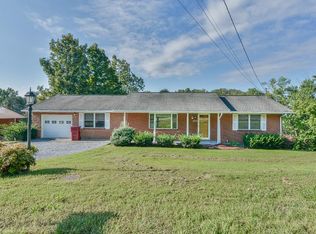 2102 Edgehill Cir, Johnson City, TN 37601