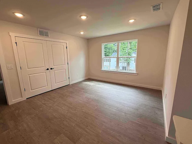 1050 5th St NE — Photo 6