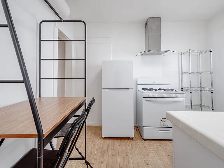 850 N Virgil Ave #B — Photo 7