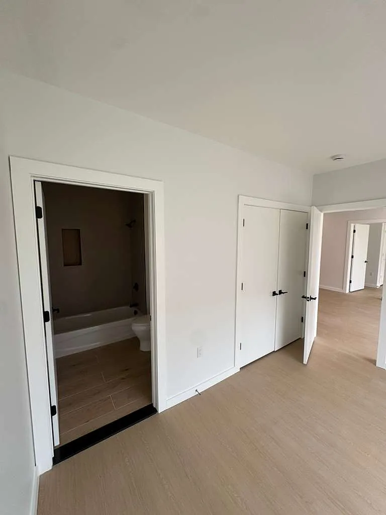 3 bed, 1000 sqft, $3,649 — Photo 4