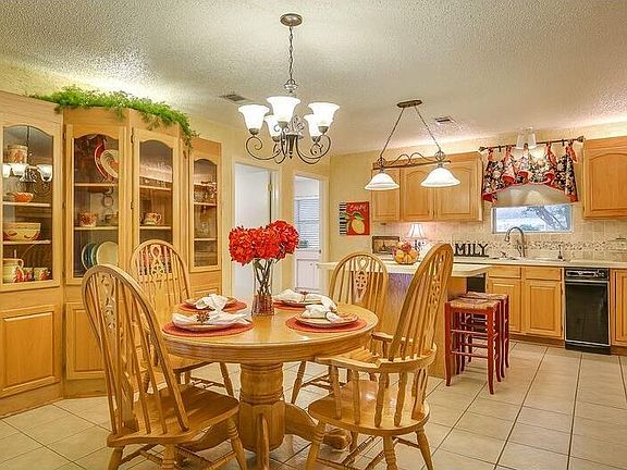 5th image of 809 Redbud St
