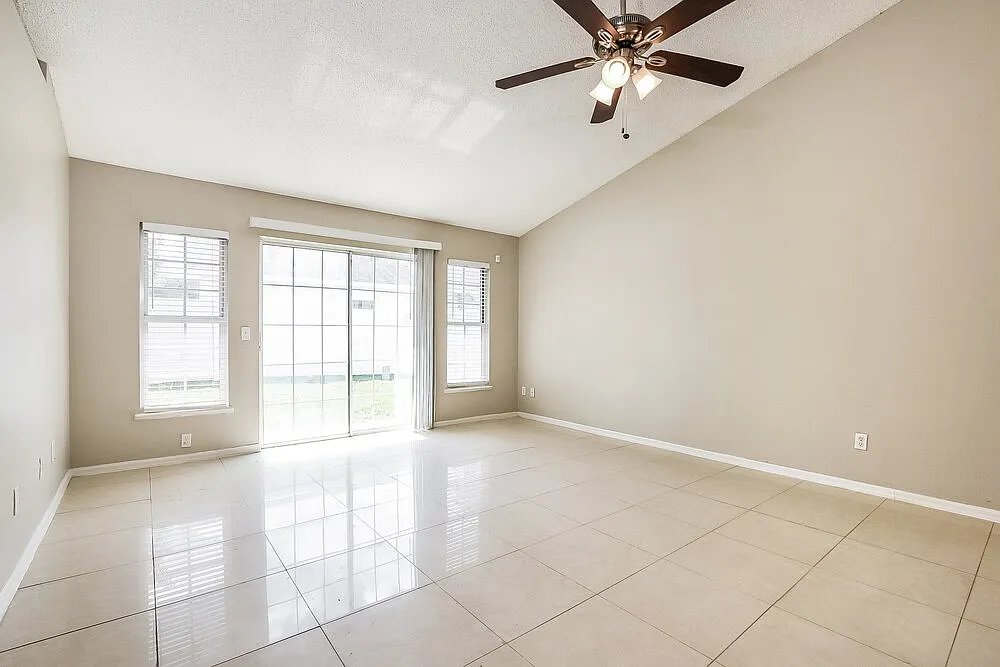 3 bed, 2.0 bath, 1345 sqft, $2,085 — Photo 3