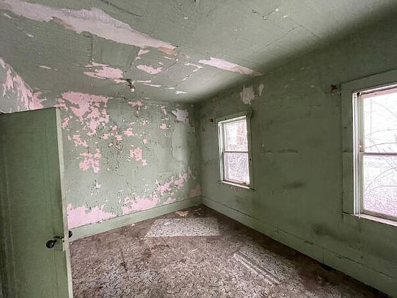 5th image of 697 W Grand Ave
