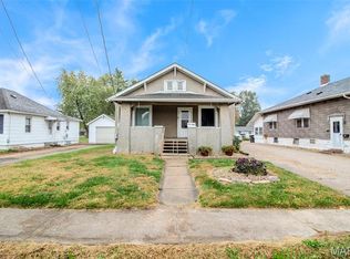 124 W Prairie St, Staunton, IL 62088