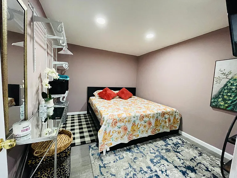 Bedroom with king size memory foam mattress