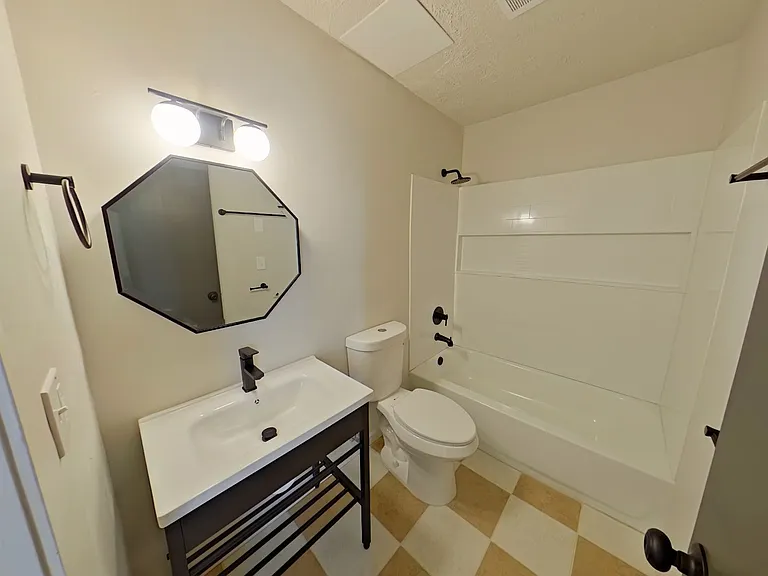 University Manor - Newly Renovated Units just a short walk from Campus! — Photo 64