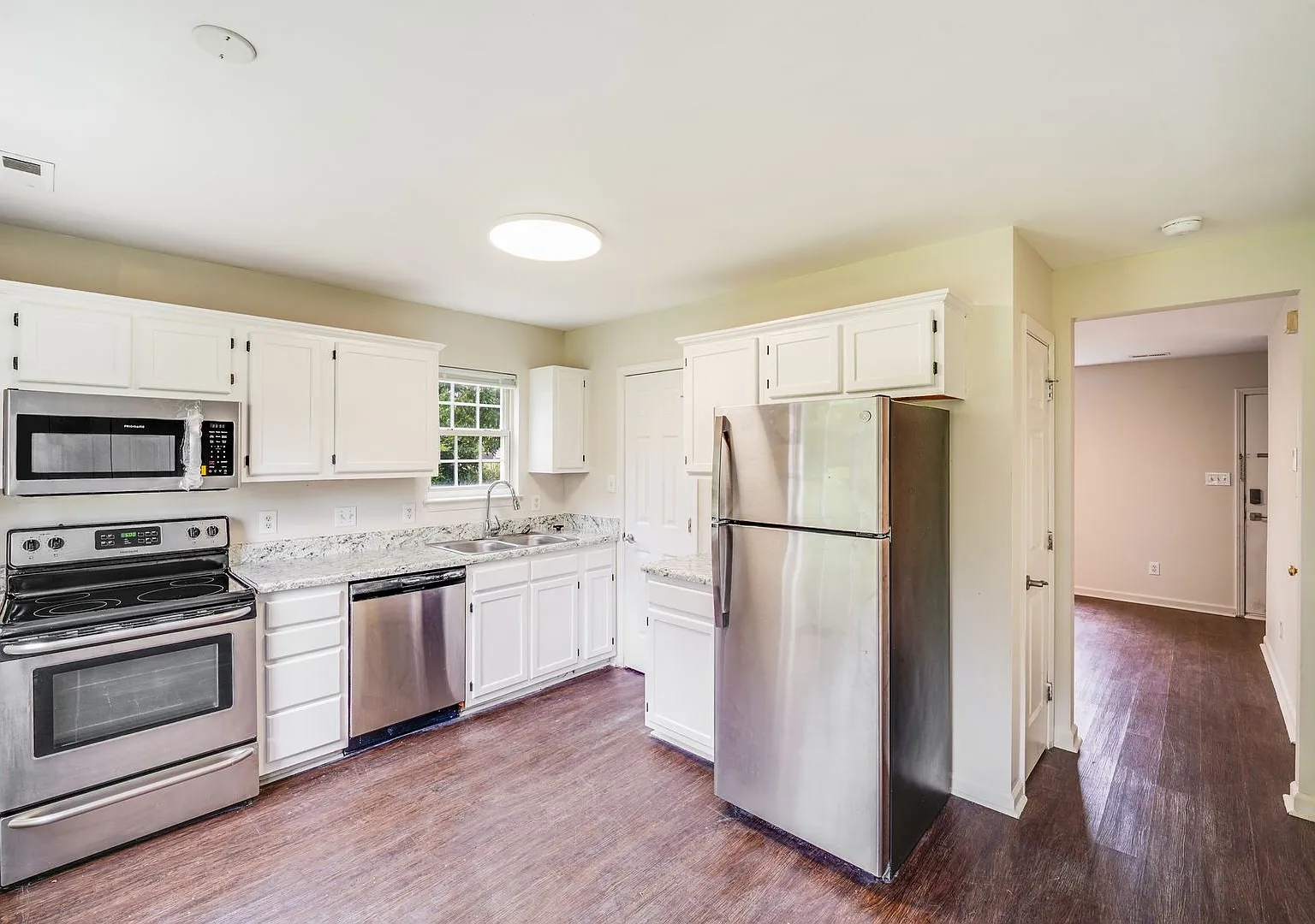 Spacious 2-Story Duplex Near SouthPark Mall, Park Road & Uptown! — Photo 4