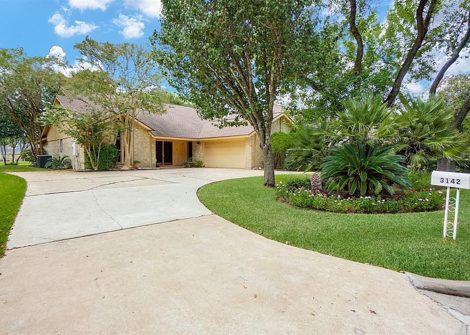 Looking for a 4/5 bedroom home on the golf course? Here it is!