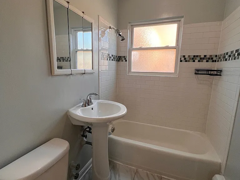 2036 W Foster Ave #B4 — Photo 12