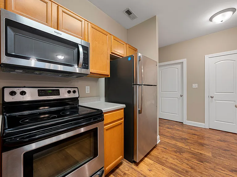 Mount Victor Olde Towne Luxury Apartments — Photo 41