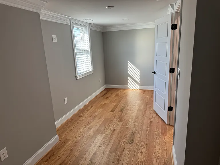Middle Bedroom 2nd Floor Picture #2