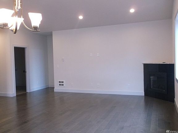 4th image of 545 Puffin Ave NE