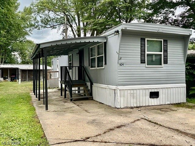 1st image of 604 E Dr NE