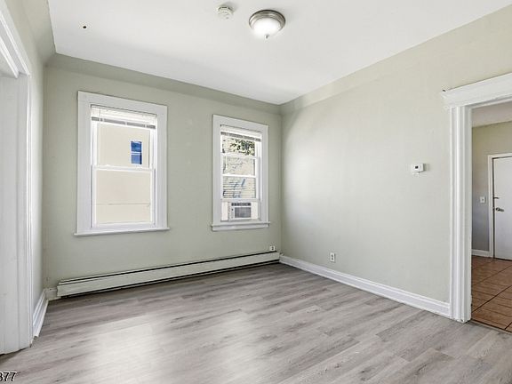 5th image of 184 W Runyon St
