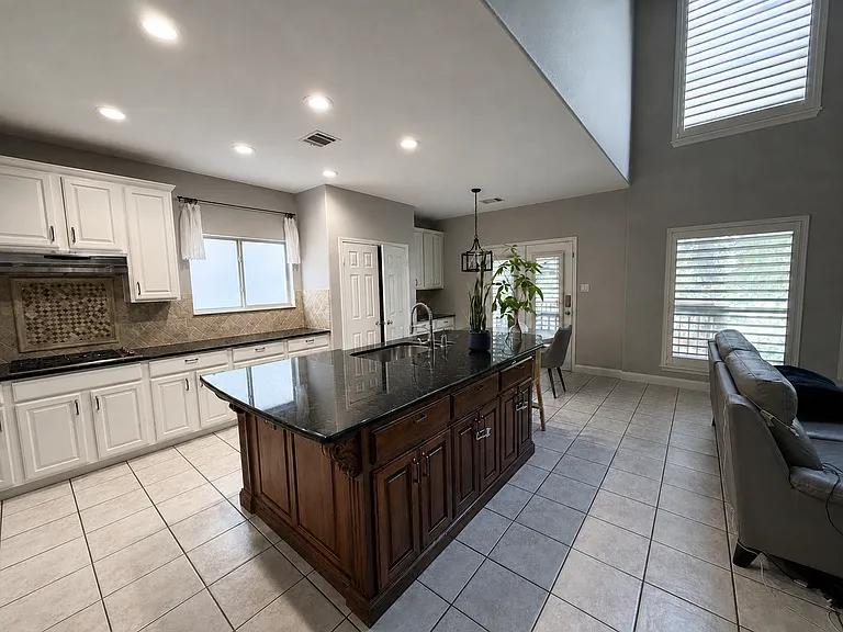 2536 Crenshaw Dr — Photo 2
