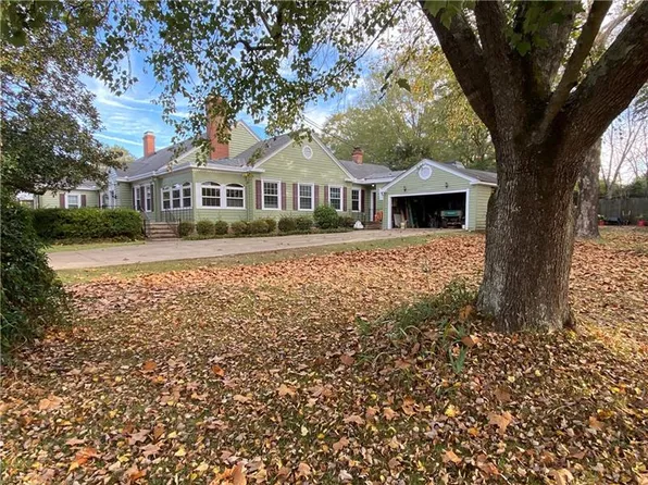 305 Goolsby St, Hurtsboro, AL 36860