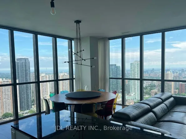 110 Charles St E, Toronto, ON