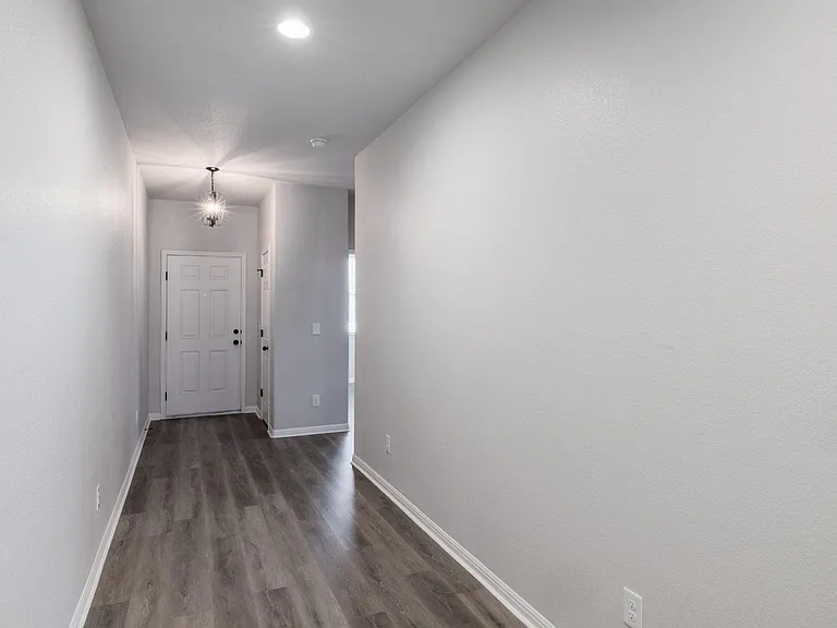 320 E Broade St — Photo 16