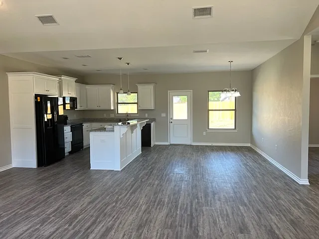 130 Oasis St — Photo 3