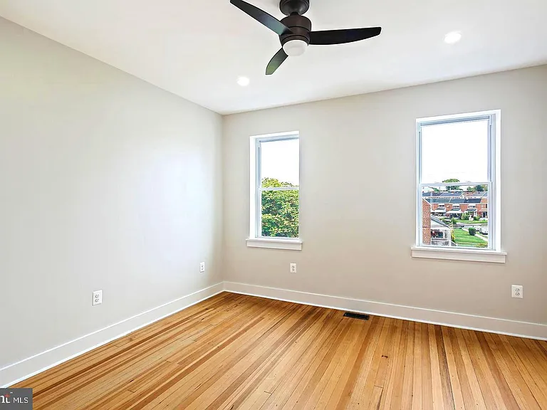 1327 W 42nd St — Photo 28