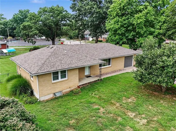 108 Highland Dr, Smithville, MO 64089
