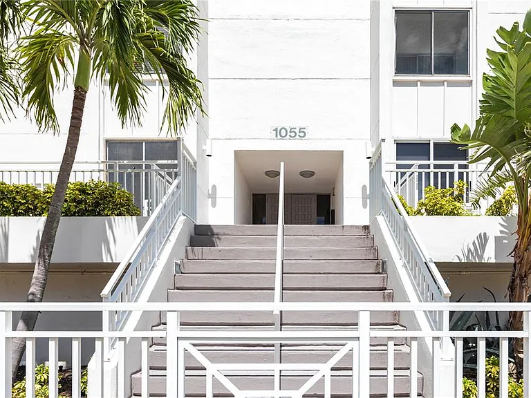 1055 W Peppertree Dr #106AA — Photo 1
