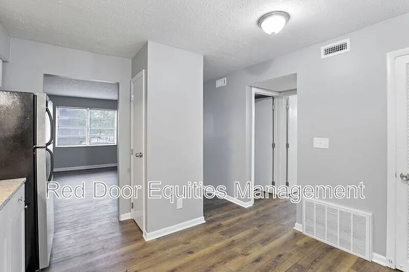 1 bed, 1.0 bath, $875 — Photo 2
