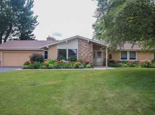 13535 W Forest Knoll Dr, New Berlin, WI 53151