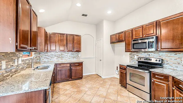 3 bed, 2.0 bath, 1656 sqft, $2,000 — Photo 2