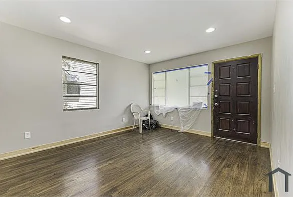 3 bed, 950 sqft, $1,050 — Photo 2