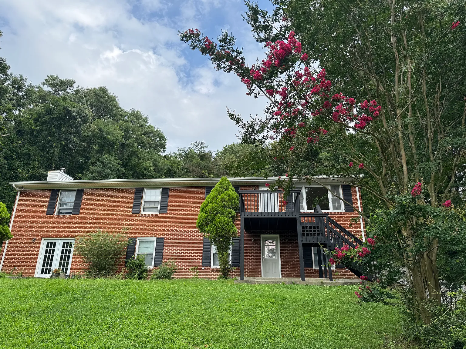 6 bed, 3.5 bath, 2850 sqft, $2,450 — Photo 1